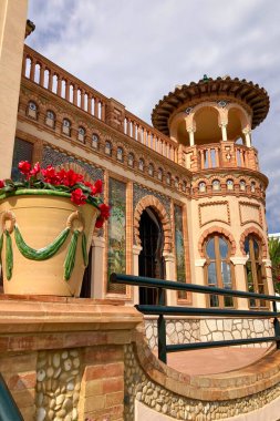 TORREMOLINOS, SPAIN - 25 Ekim 2024: Navajas Sarayı, 1925 'teki Mağribi canlanmasının fayanslarıyla süslenmiş bir saray, Torremolinos, İspanya' da 25 Ekim 2024 'te