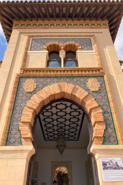 TORREMOLINOS, SPAIN - 25 Ekim 2024: Navajas Sarayı, 1925 'teki Mağribi canlanmasının fayanslarıyla süslenmiş bir saray, Torremolinos, İspanya' da 25 Ekim 2024 'te