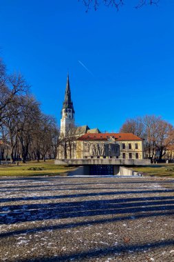 SLOVAKIA, SPISSKA NOVA - 28 Aralık 2024: Slovakya 'nın Spisska Nova Ves kentindeki Belediye Meydanı' nda Bakire Meryem 'in Varsayımı Roma Katolik Gotik Kilisesi
