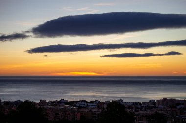 Akdeniz üzerinde gün doğumu Benalmadena, Malaga, Costa del Sol, İspanya
