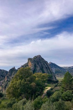 İspanya 'nın Endülüs Bölgesi' nin Malaga ilindeki Montejaque barajına (Presa de Montejaque) ve Hundidero mağarasına yürüyüş