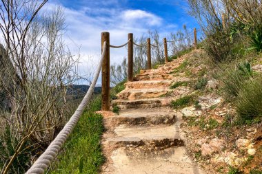 İspanya 'nın Endülüs Bölgesi' nin Malaga ilindeki Montejaque barajına (Presa de Montejaque) ve Hundidero mağarasına yürüyüş