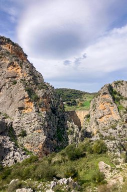 İspanya 'nın Endülüs Bölgesi' nin Malaga ilindeki Montejaque barajına (Presa de Montejaque) ve Hundidero mağarasına yürüyüş