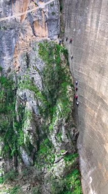 RONDA, İspanya - 15 Şubat 2025: Malaga, Endülüs, İspanya 'daki Montejaque barajına (Presa de Montejaque) kaya tırmanışı