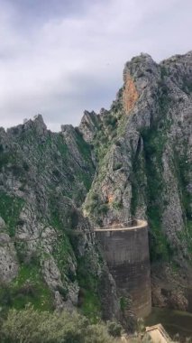 İspanya 'nın Endülüs Bölgesi' nin Malaga ilindeki Montejaque barajına (Presa de Montejaque) ve Hundidero mağarasına yürüyüş