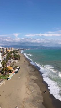 TORREMOLINOS, İspanya - 28 Şubat 2025 'te İspanya' nın Torremolinos kentindeki Sansuena Viewpoint 'ten deniz manzarası