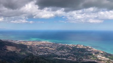 Panoramik manzara, Mijas zirvesine çıkan manzaralı yürüyüş yolundan yayılıyor ve Endülüs, Malaga, İspanya 'nın büyüleyici manzaralarını gözler önüne seriyor.