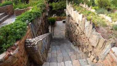 MALAGA, İspanya - 17 Temmuz 2023 'te İspanya' nın Malaga şehrinde bulutlu bir yaz gününde Castillo de Gibralfaro 'ya giden yol