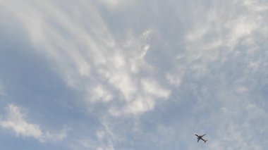 MALAGA, İspanya - 25 Mart 2023: Akdeniz üzerinde gün doğumunda iniş yapan uçak, Costa del Sol, Malaga, İspanya 25 Mart 2023