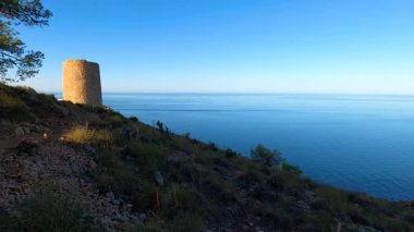 Akdeniz üzerinde gün doğumu. Tarihsel Torre Vigia De Cerro Gordo. Yağmacı korsanlara dikkat eden bir gözetleme kulesi. La Herradura, Andulasia, Güney İspanya