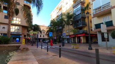 ALMUNECAR, İspanya - 12 Ekim 2023: Almunecar, İspanya 'da sabah saatlerinde şehir merkezinde yürüyüş