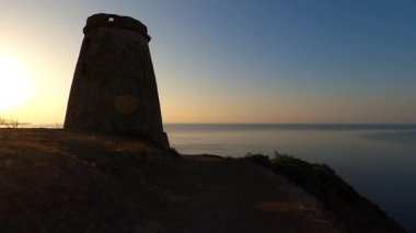 Akdeniz üzerinde gün doğumu. Tarihsel Torre, yağmacı korsanlara dikkat eden bir gözetleme kulesi. La Herradura, Andulasia, Güney İspanya