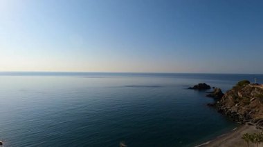 ALMUNECAR, İspanya - 12 Ekim 2023: Güneşli bir günde Almunecar, İspanya 'da San Miguel kalesinden panoramik şehir manzarası