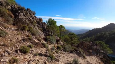 Lucero Tepesi 'ne yürüyüş yolu Tejeda, Almijara ve Alhama Doğal Dağlar Parkı.