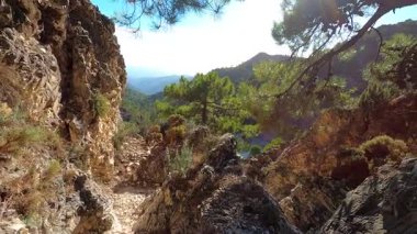 Lucero Tepesi 'ne yürüyüş yolu Tejeda, Almijara ve Alhama Doğal Dağlar Parkı.