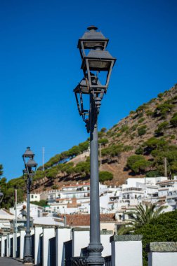 MIJAS, SPAIN - 7 Temmuz 2024: Kosta del Sol 'a tepeden bakan, İspanya' nın Endülüs kentindeki Mijas, Endülüs kentindeki beyaz yıkanmış binalar köyü ile tanınan büyüleyici beyaz İspanyol köyü