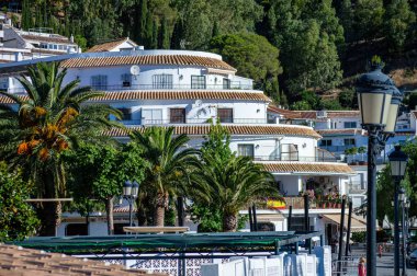 MIJAS, SPAIN - 7 Temmuz 2024: Kosta del Sol 'a tepeden bakan, İspanya' nın Endülüs kentindeki Mijas, Endülüs kentindeki beyaz yıkanmış binalar köyü ile tanınan büyüleyici beyaz İspanyol köyü