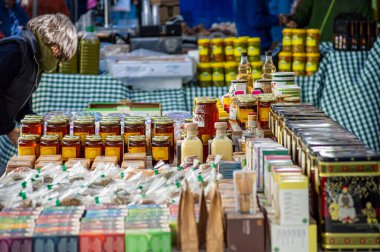 YUNQUERA, İspanya - 26 Ekim 2024: Kestane ve şarap festivali 26 Ekim 2024 tarihinde İspanya 'nın Yunquera kentinde