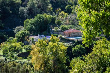 Merkezi San Pascual hidroelektrik santralinin panoramik manzarası, Yunquera, İspanya 