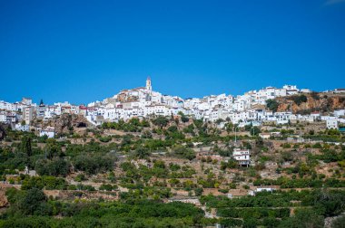 Yunquera, Endülüs, İspanya 'da rahat beyaz evleri olan tipik İspanyol köyüne panoramik manzara