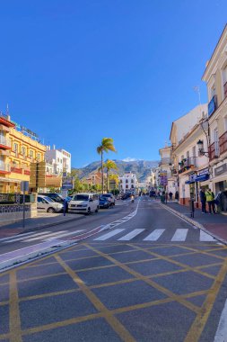 NERJA, İspanya - 22 Mart 2025: Işıldayan deniz ve büyüleyici şehrin muhteşem manzaraları, 22 Mart 2025 tarihinde İspanya 'nın Nerja kentinde nefes kesen kıyı manzaraları ve pitoresk bir atmosfer sunuyor.