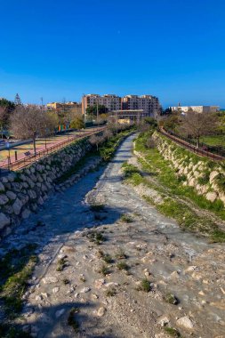 NERJA, İspanya - 22 Mart 2025: Işıldayan deniz ve büyüleyici şehrin muhteşem manzaraları, 22 Mart 2025 tarihinde İspanya 'nın Nerja kentinde nefes kesen kıyı manzaraları ve pitoresk bir atmosfer sunuyor.