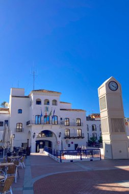 NERJA, İspanya - 22 Mart 2025: Işıldayan deniz ve büyüleyici şehrin muhteşem manzaraları, 22 Mart 2025 tarihinde İspanya 'nın Nerja kentinde nefes kesen kıyı manzaraları ve pitoresk bir atmosfer sunuyor.