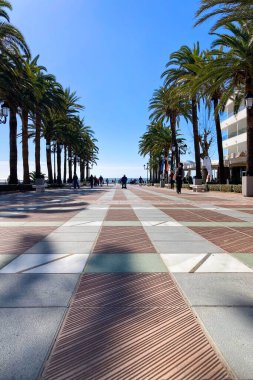 NERJA, İspanya - 22 Mart 2025: Avrupa Meydanı Balkonu, 22 Mart 2025 tarihinde İspanya 'nın Nerja kentinde büyüleyici ve pitoresk bir atmosfer sunmaktadır.