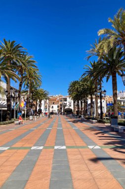 NERJA, İspanya - 22 Mart 2025: Avrupa Meydanı Balkonu, 22 Mart 2025 tarihinde İspanya 'nın Nerja kentinde büyüleyici ve pitoresk bir atmosfer sunmaktadır.