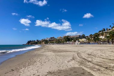 NERJA, İspanya - 22 Mart 2025: Işıldayan deniz ve büyüleyici şehrin muhteşem manzaraları, 22 Mart 2025 tarihinde İspanya 'nın Nerja kentinde nefes kesen kıyı manzaraları ve pitoresk bir atmosfer sunuyor.