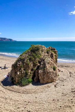 NERJA, İspanya - 22 Mart 2025: Işıldayan deniz ve büyüleyici şehrin muhteşem manzaraları, 22 Mart 2025 tarihinde İspanya 'nın Nerja kentinde nefes kesen kıyı manzaraları ve pitoresk bir atmosfer sunuyor.