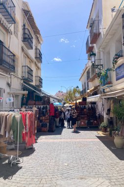 NERJA, İspanya - 22 Mart 2025: Işıldayan deniz ve büyüleyici şehrin muhteşem manzaraları, 22 Mart 2025 tarihinde İspanya 'nın Nerja kentinde nefes kesen kıyı manzaraları ve pitoresk bir atmosfer sunuyor.