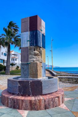 NERJA, İspanya - 22 Mart 2025: Avrupa Çeşmesi, İspanya 'nın Nerja kentinde büyüleyici ve pitoresk bir atmosfer sunuyor.