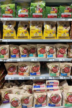 MALAGA, SPAIN - 12 Mart 2025: Carrefour süpermarketindeki raflarda 12 Mart 2025 tarihinde Malaga, İspanya 'da gıda, içecek ve ev eşyaları gibi çeşitli ürünler depolanmıştır.