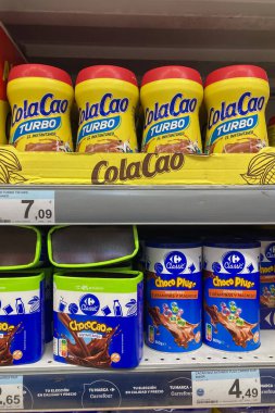 MALAGA, SPAIN - 12 Mart 2025: Carrefour süpermarketindeki raflarda 12 Mart 2025 tarihinde Malaga, İspanya 'da gıda, içecek ve ev eşyaları gibi çeşitli ürünler depolanmıştır.