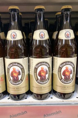 MALAGA, SPAIN - 12 Mart 2025: Carrefour süpermarketindeki raflarda 12 Mart 2025 tarihinde Malaga, İspanya 'da gıda, içecek ve ev eşyaları gibi çeşitli ürünler depolanmıştır.