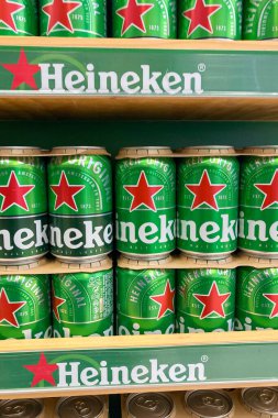 MALAGA, SPAIN - 12 Mart 2025: Carrefour süpermarketindeki raflarda 12 Mart 2025 tarihinde Malaga, İspanya 'da gıda, içecek ve ev eşyaları gibi çeşitli ürünler depolanmıştır.