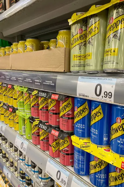 MALAGA, SPAIN - 12 Mart 2025: Carrefour süpermarketindeki raflarda 12 Mart 2025 tarihinde Malaga, İspanya 'da gıda, içecek ve ev eşyaları gibi çeşitli ürünler depolanmıştır.