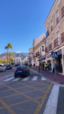 NERJA, İspanya - 22 Mart 2025: Işıldayan deniz ve büyüleyici şehrin muhteşem manzaraları, 22 Mart 2025 tarihinde İspanya 'nın Nerja kentinde nefes kesen kıyı manzaraları ve pitoresk bir atmosfer sunuyor.