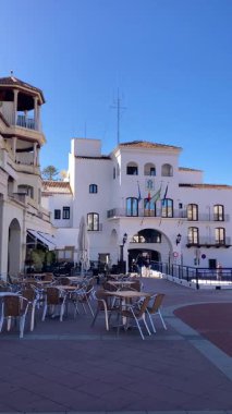 NERJA, İspanya - 22 Mart 2025: Işıldayan deniz ve büyüleyici şehrin muhteşem manzaraları, 22 Mart 2025 tarihinde İspanya 'nın Nerja kentinde nefes kesen kıyı manzaraları ve pitoresk bir atmosfer sunuyor.