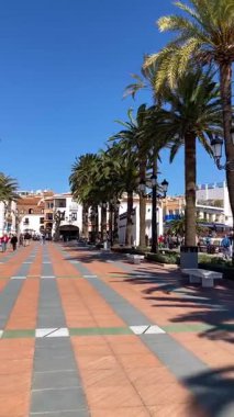 NERJA, İspanya - 22 Mart 2025: Avrupa Meydanı Balkonu, 22 Mart 2025 tarihinde İspanya 'nın Nerja kentinde büyüleyici ve pitoresk bir atmosfer sunmaktadır.