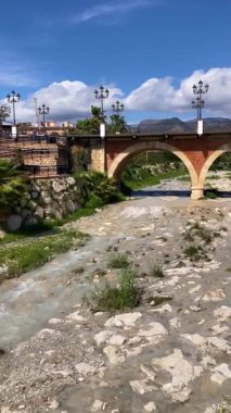 NERJA, İspanya - 22 Mart 2025: Işıldayan deniz ve büyüleyici şehrin muhteşem manzaraları, 22 Mart 2025 tarihinde İspanya 'nın Nerja kentinde nefes kesen kıyı manzaraları ve pitoresk bir atmosfer sunuyor.