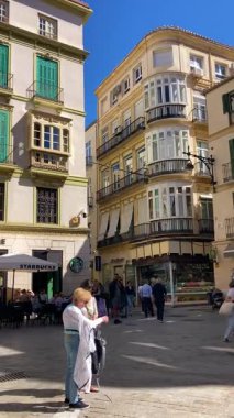 MALAGA, İspanya - 29 Mart 2025: Malaga, İspanya şehir merkezinde yürüyüş