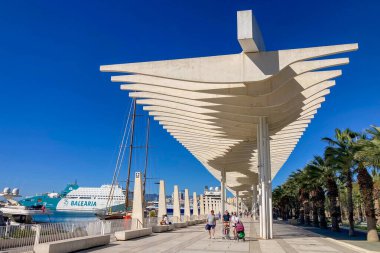 MALAGA, İspanya - 29 Mart 2025: Malaga, İspanya şehir merkezinde yürüyüş