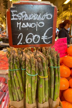 MALAGA, İspanya - 29 Mart 2025: Atarazana Merkez Pazarı, Malaga, İspanya 'da taze yerel ürünleri, deniz ürünleri ve canlı atmosferiyle bilinen canlı ve tarihi bir pazardır.