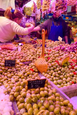 MALAGA, İspanya - 29 Mart 2025: Atarazana Merkez Pazarı, Malaga, İspanya 'da taze yerel ürünleri, deniz ürünleri ve canlı atmosferiyle bilinen canlı ve tarihi bir pazardır.