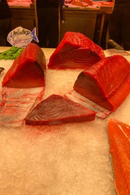 MALAGA, İspanya - 29 Mart 2025: Atarazana Merkez Pazarı, Malaga, İspanya 'da taze yerel ürünleri, deniz ürünleri ve canlı atmosferiyle bilinen canlı ve tarihi bir pazardır.