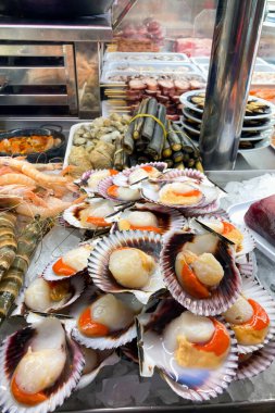 MALAGA, İspanya - 29 Mart 2025: Atarazana Merkez Pazarı, Malaga, İspanya 'da taze yerel ürünleri, deniz ürünleri ve canlı atmosferiyle bilinen canlı ve tarihi bir pazardır.