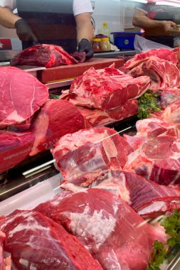 MALAGA, İspanya - 29 Mart 2025: Atarazana Merkez Pazarı, Malaga, İspanya 'da taze yerel ürünleri, deniz ürünleri ve canlı atmosferiyle bilinen canlı ve tarihi bir pazardır.