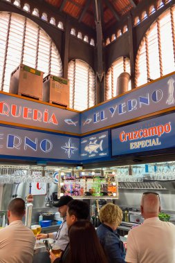 MALAGA, İspanya - 29 Mart 2025: Atarazana Merkez Pazarı, Malaga, İspanya 'da taze yerel ürünleri, deniz ürünleri ve canlı atmosferiyle bilinen canlı ve tarihi bir pazardır.